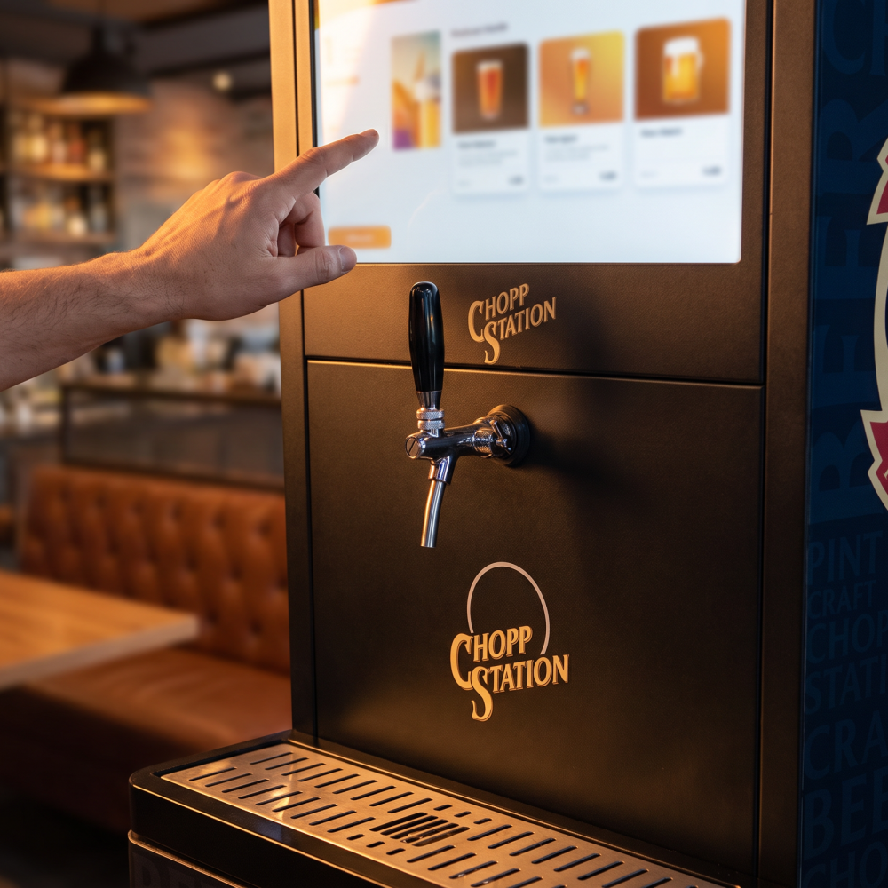 Interação com o display da Chopp Station, imagem utilizada no site em desenvolvimento